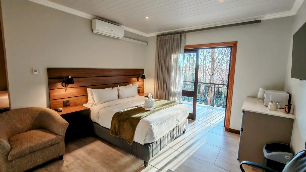 Room H11 with balcony, queen bed, single bed and amenities