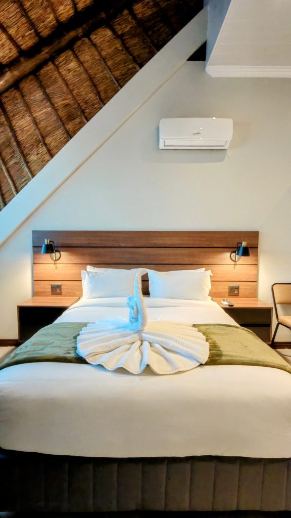 Room H13 with queen bed