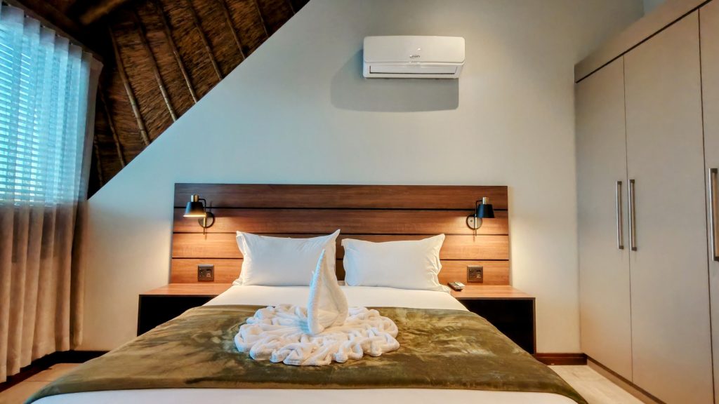 Room H14 with queen bed