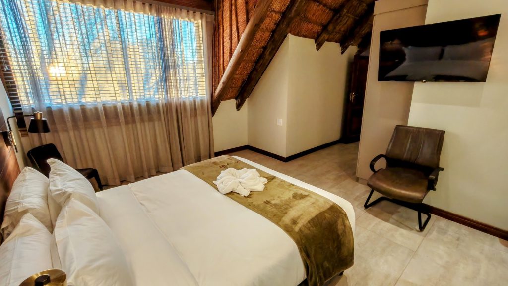 Room H15 with queen bed