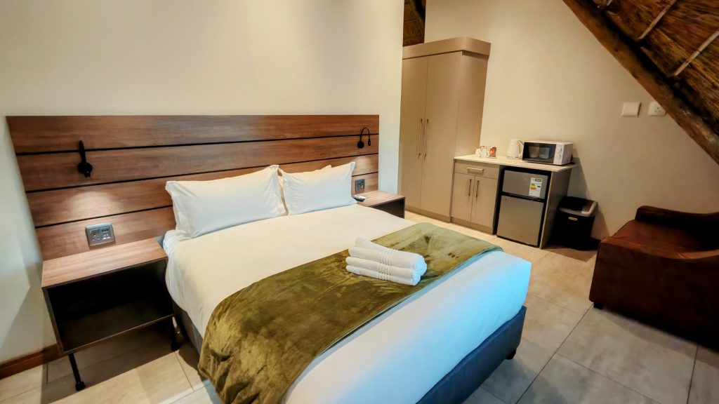 Room H16 with queen bed