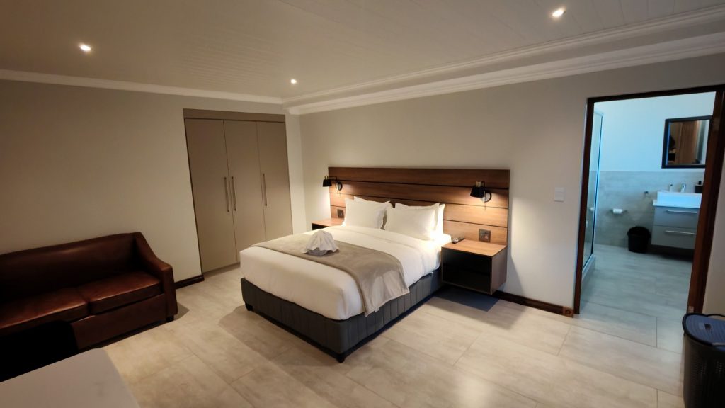 Spacious Room H3 with Queen Bed